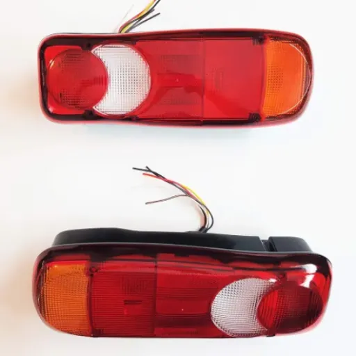 Test des feux arrière 2 x 12/24 V : le kit basique qui fait le job pour remorque et camion