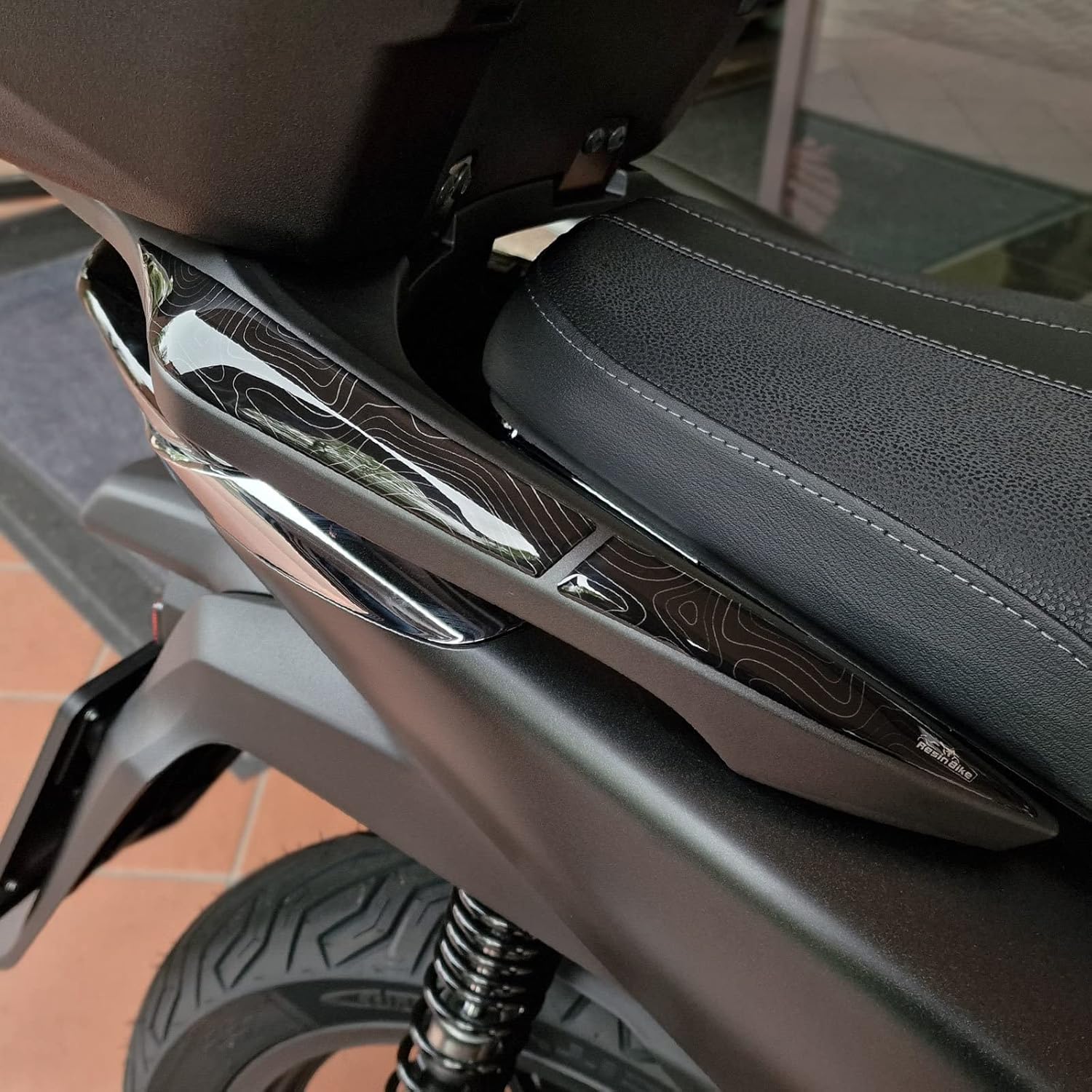 Autocollant Moto Compatible avec Honda SH 125 SH 150 2020-2023 Protection Scooter poignées Passager Contre Les Chocs et Les Rayures - Autocollant 3D résine Compatible avec SH125i Maniglie Passeggero