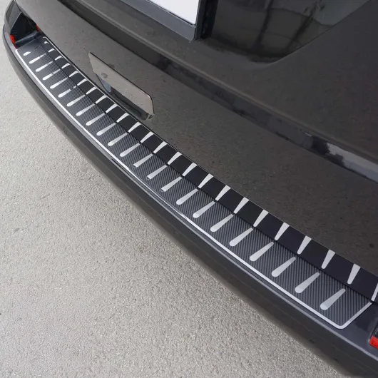 Protection Seuil de Pare-Chocs arrière - Compatible avec VW T6 Transporter 2015-2021 - Couverture de Seuil de Coffre - Bande Seuil de Chargement - Style élégant - en Fibre de Carbone Chromé