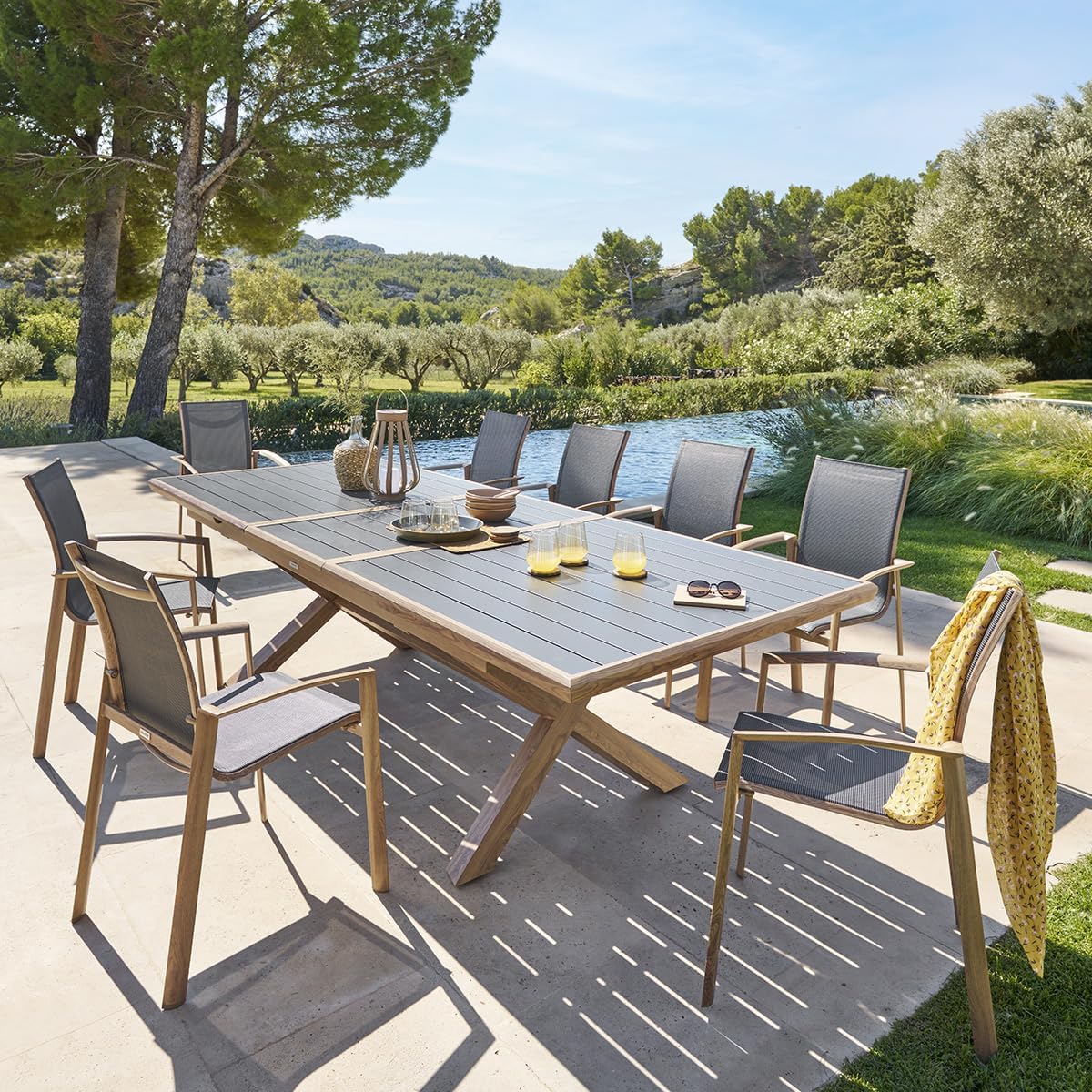 Table de Jardin Extensible Axiome Graphite/Miel - 10 Places - Aluminium Traité Epoxy Antirouille - Meuble d'Extérieur à Rallonge Automatique Graphite/Miel 10 places