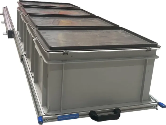 Plateau coulissant en aluminium pour camping-car 120x40 cm comprenant 4 bacs plastiques avec couvercles